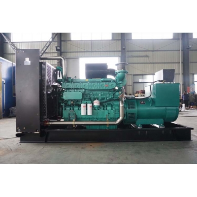 700KW玉柴柴油發(fā)電機(jī)組-玉柴6缸柴油機(jī)YC6TD1000-D30,柴油發(fā)電機(jī)組缸徑/行程：152/180mm,柴油發(fā)電機(jī)組水冷發(fā)動機(jī)功率735KW,柴油發(fā)電機(jī)組配套馬拉松斯坦福發(fā)電機(jī)。廠價(jià)直銷歡迎選購：13773399855。